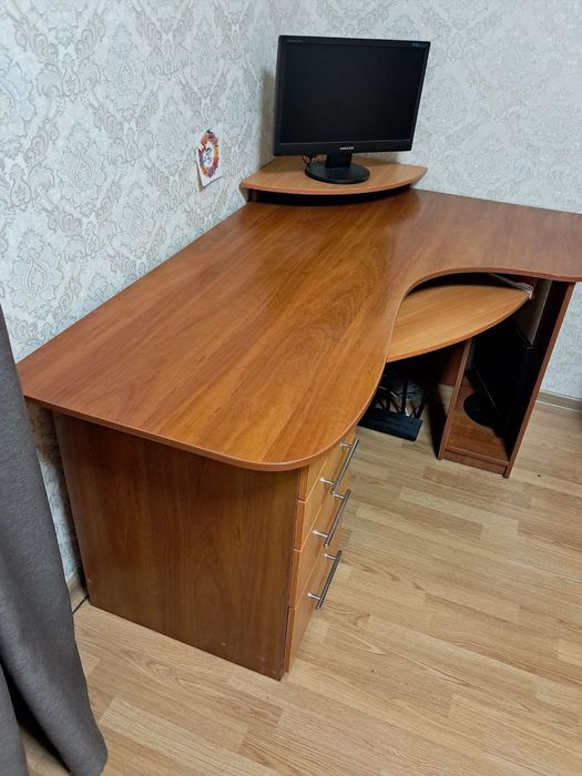 Стіл комп'ютерний