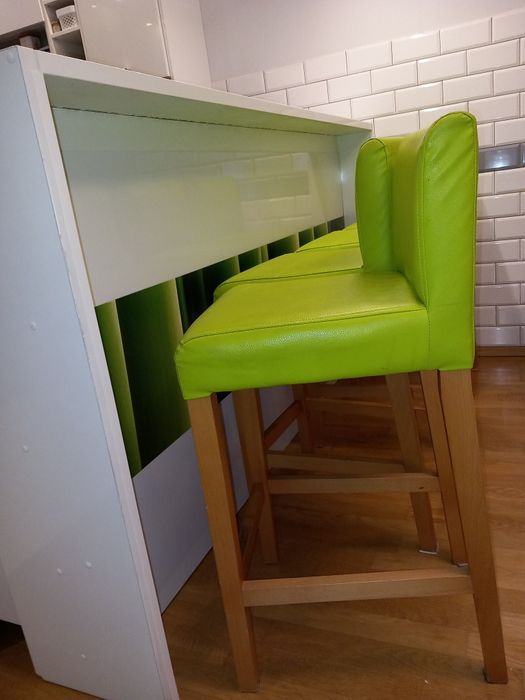 Wyspa kuchenna z szafkami I hokerami duża