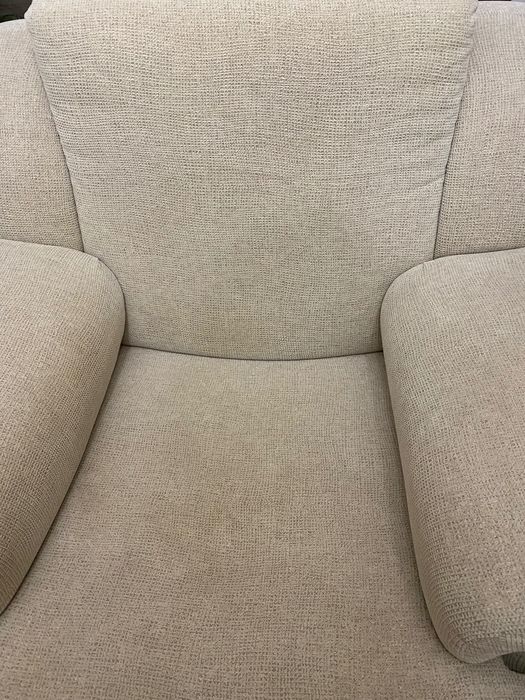 Sofá em tecido bege de 1 lugar