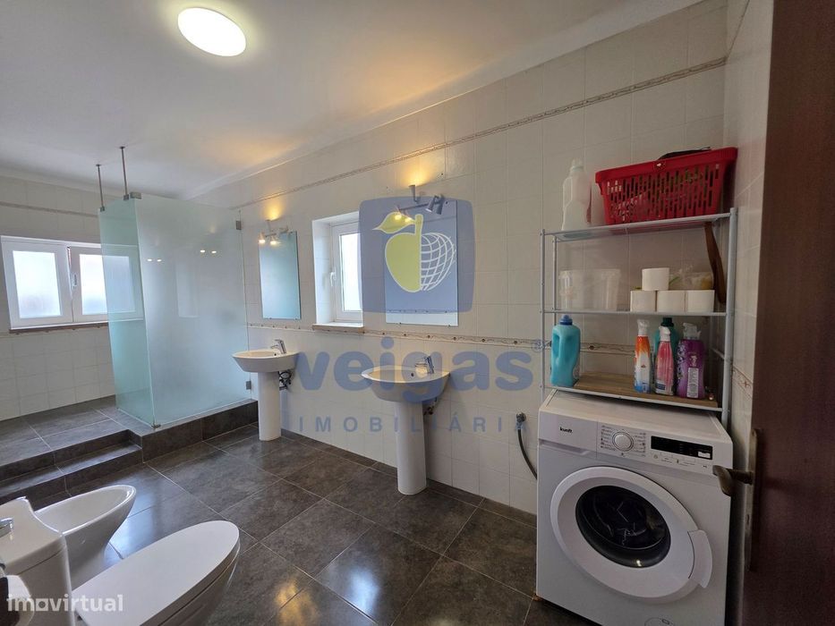 Moradia T5 com 343 m² de área bruta, sala de 40 m², mezzanine e terraç