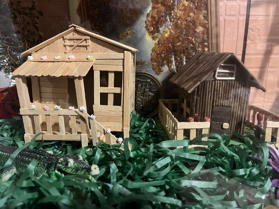 Декоративний будинок із дерева