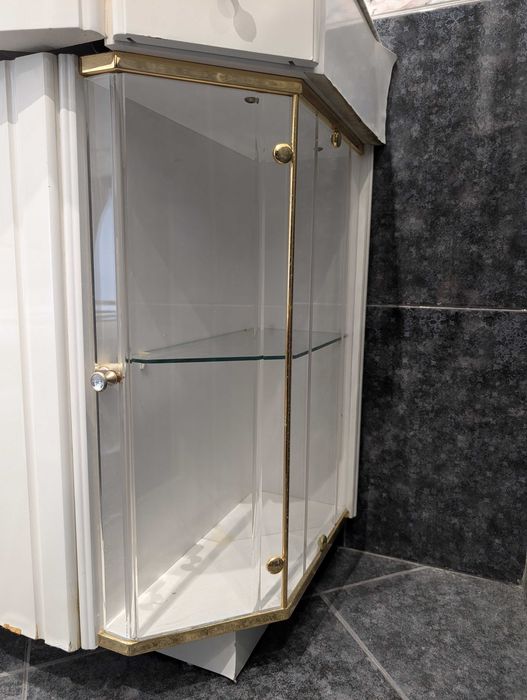 Lavatório de cerâmica embutido em móvel de mármore com gavetas