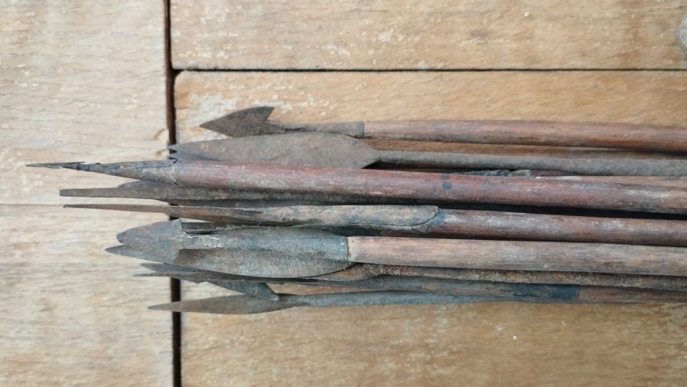 Aljava em pele antiga com 25 flechas.