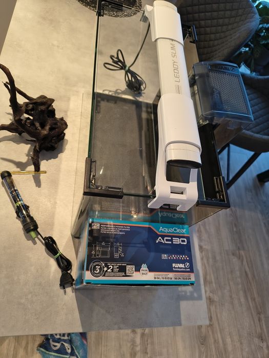 Akwarium 40 litrów z kompletnym wyposażeniem.