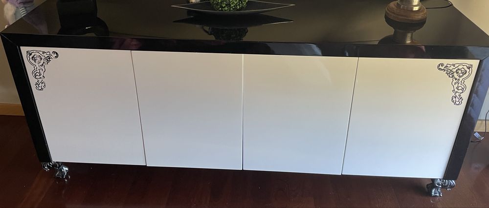 Aparador lacado branco e preto