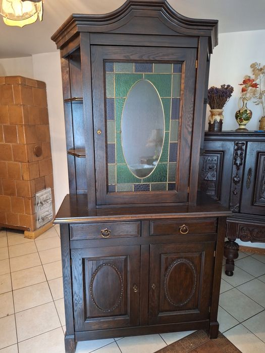 Kredens z kolorowym  witrażem.