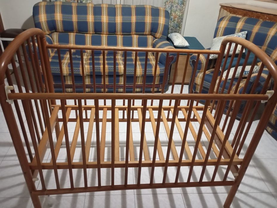 Berço para bebé de madeira envernizada