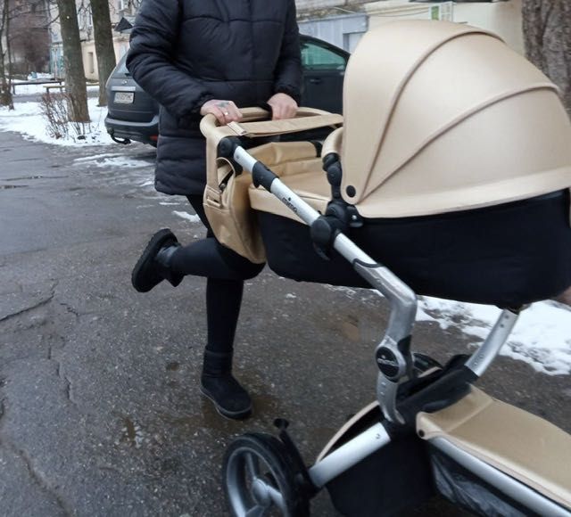 Продам коляску mima золотого кольору.