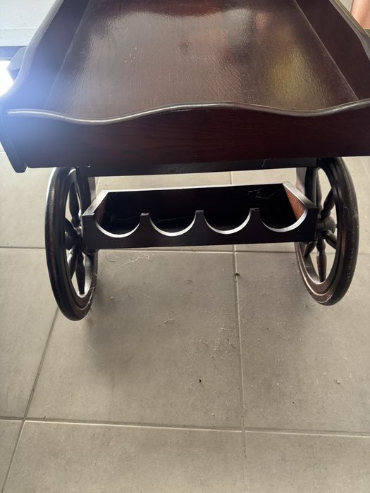 Carro de chá em madeira de castanho