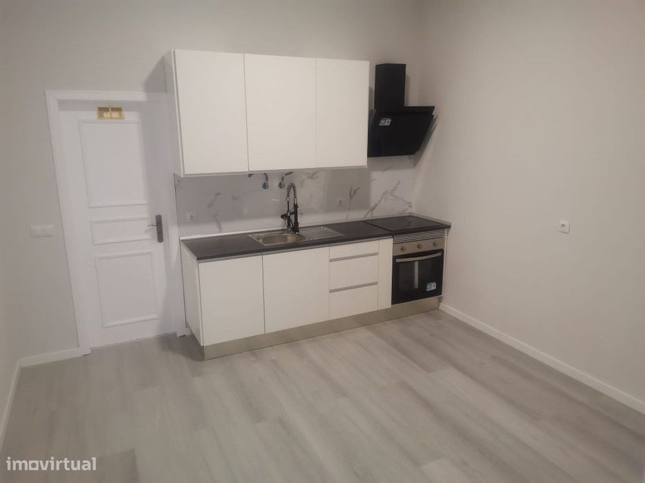 Loja Transformada Em T1 Em Belas/ Investimento