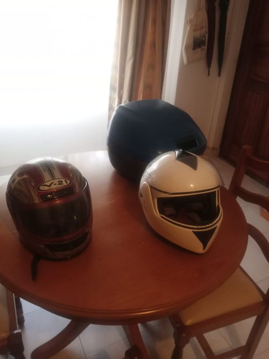 Mota 50cc com capacetes e baú