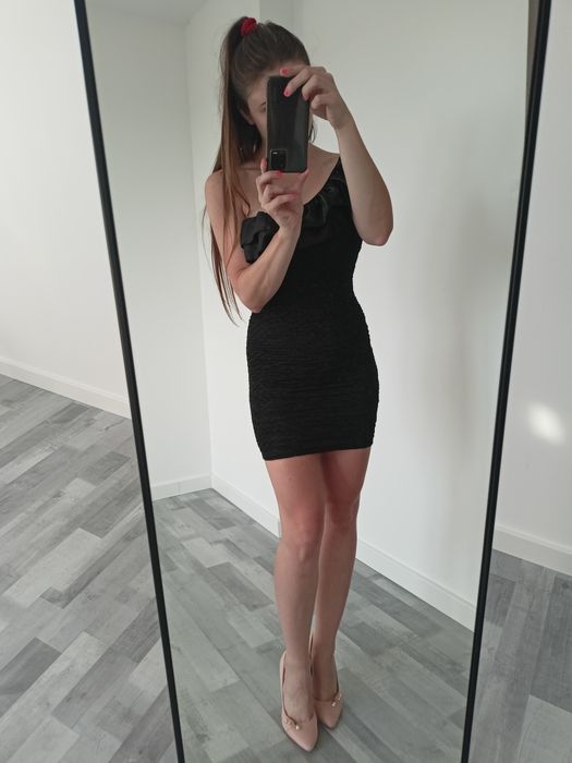 Sukienka koktajlowa z falbankami