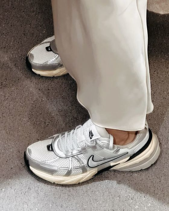 Nike Runtekk V2K White Silver трендові жіночі кросівки найк рантек в2к