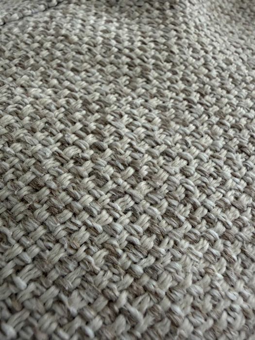 Sofá, em tons bege, com chaise long em bom estado