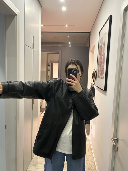 Класична чорна шкіряна куртка