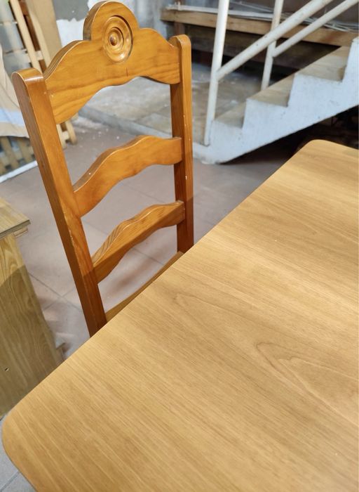 Conjunto mesa em Pinho com seis cadeiras