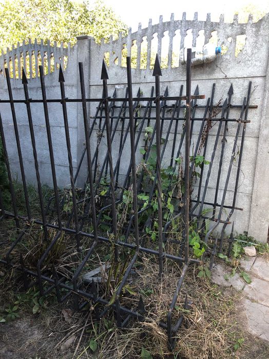 Кованые решётки на окна или забор.