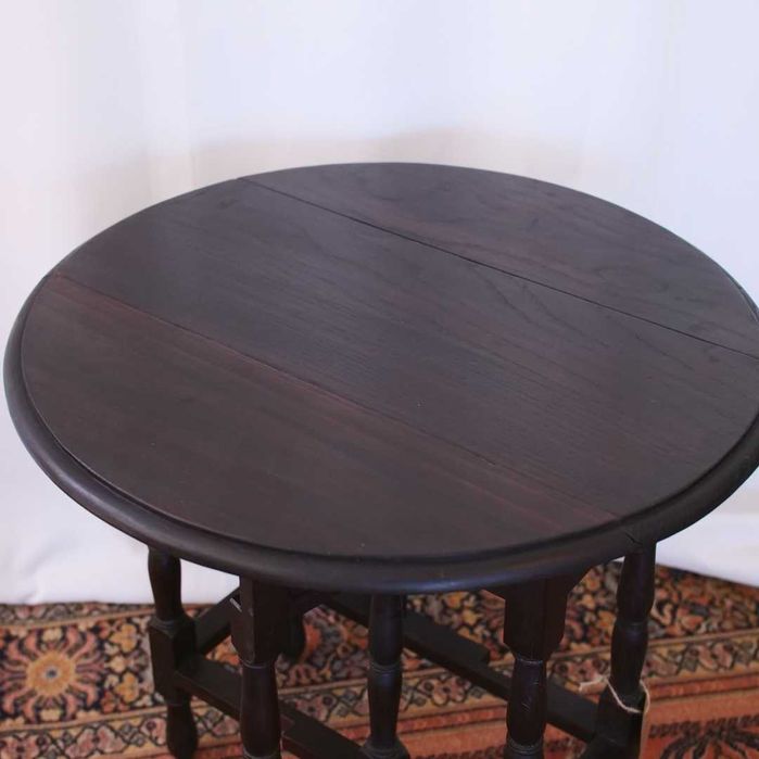 Pequena mesa rústica em madeira exótica