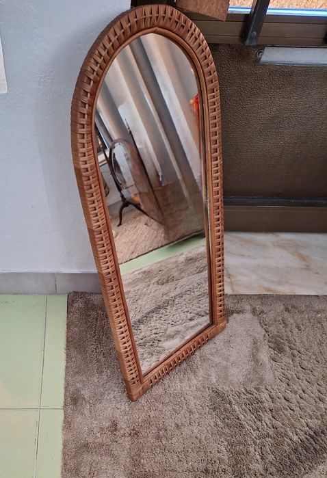 Elegante espelho de parede em verga