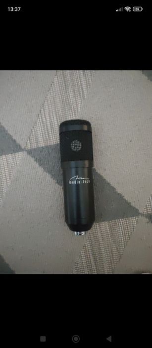 Czarny mikrofon.