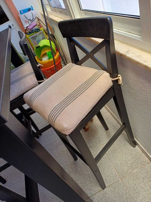 Mesa Alta IKEA com 4 Cadeiras - Conjunto Elegante em Excelente Estado