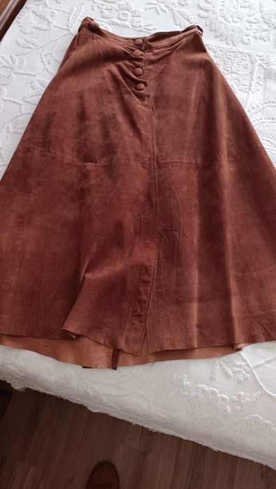 Saia midi de pele castanha,