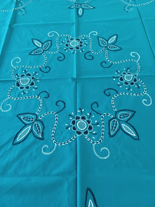 Toalha Quadrada com Bordados de Viana do Castelo