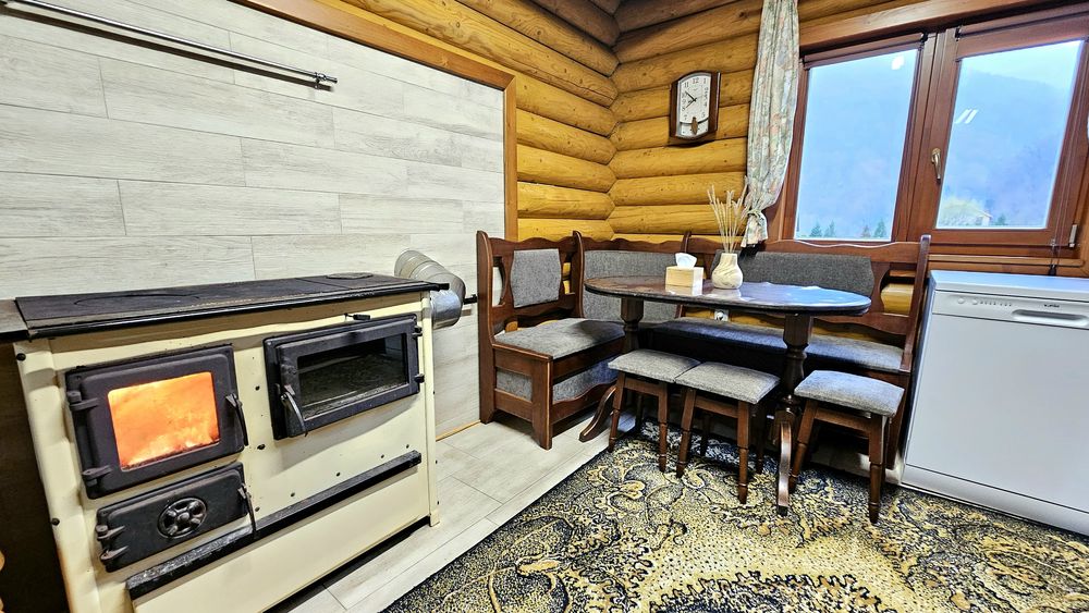 Будинок в горах деревʼяний подобово « Wow дача », чан і гірська річка