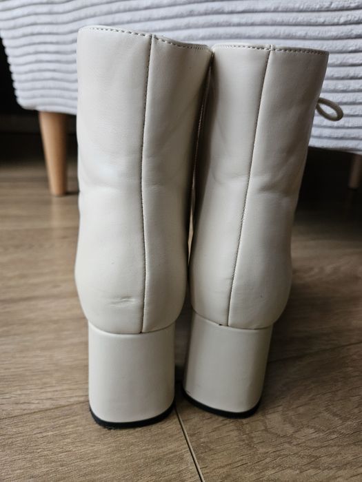 Botki na obcasie klocku beżowe wiązane deezee