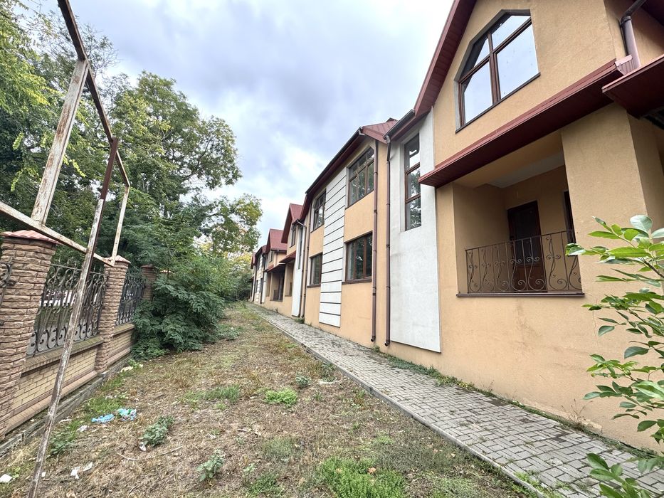 Продажа фасадного коттеджа под коммерческую деятельность в центре