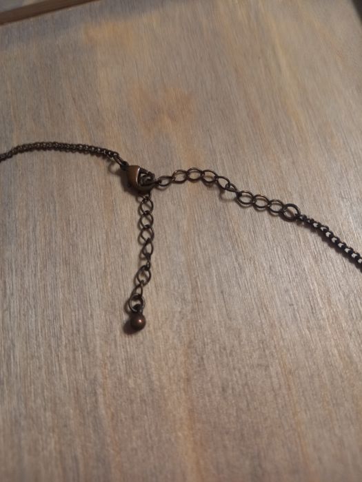 Wisior z zielonymi łezkami