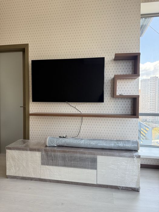 Полочки під телевізор і книги