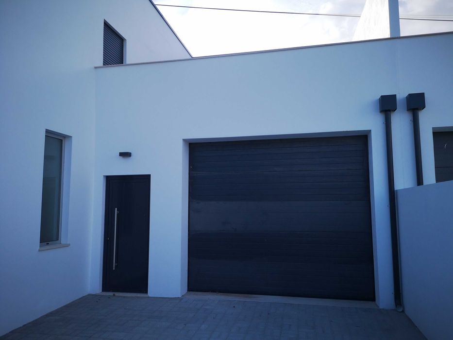 Moradia como nova T3, jardim, terraço, garagem situada em Santo Varão