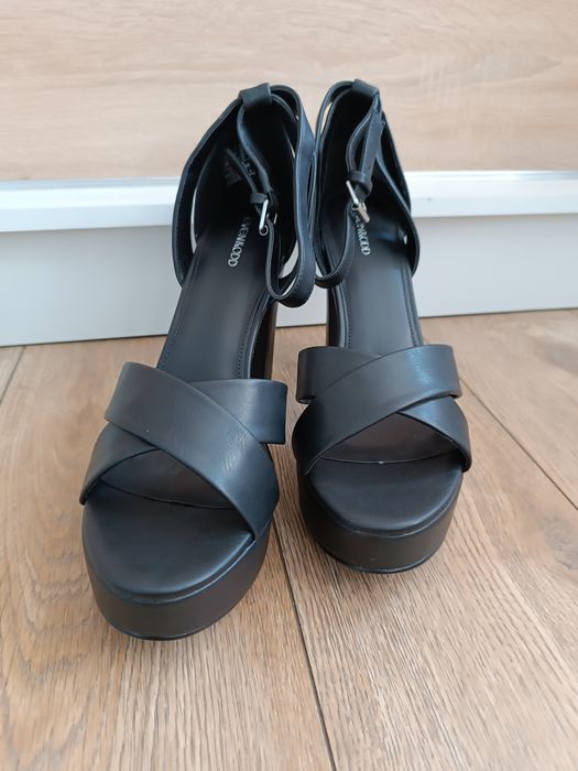 Czarne sandały na obcasie