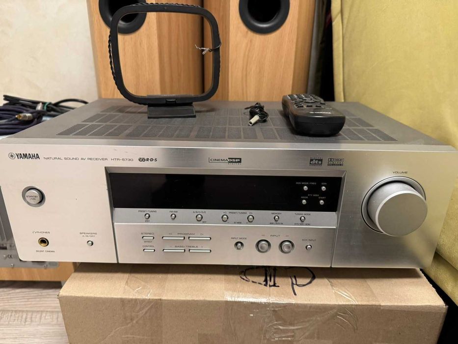 Yamaha HTR-5730 с акустикой и сабвуфером.