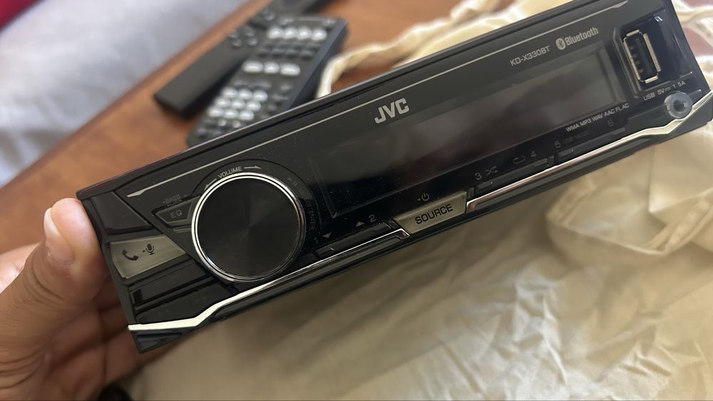 Radio JVC com entrada USB