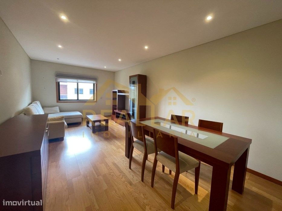 Apartamento T2 Mobilado com Box de Estacionamento em Localização Pr...