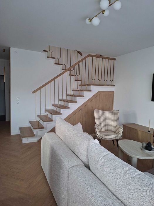 Schody loft na metalowej konstrukcji samonośne półkowe