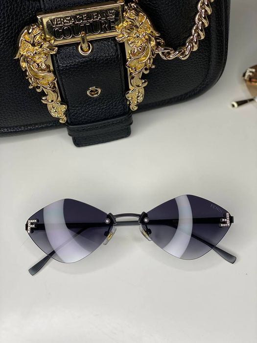 Сонцезахисні окуляри FENDI 7035, форма ромб, скляна лінза, UV400
Стиль