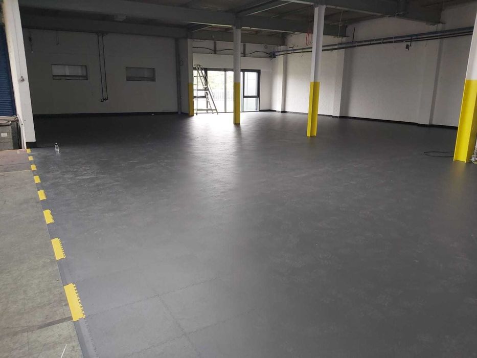 Wytrzymała podłoga modułowa–garaż, warsztat, przemysł, bez kleju, klik