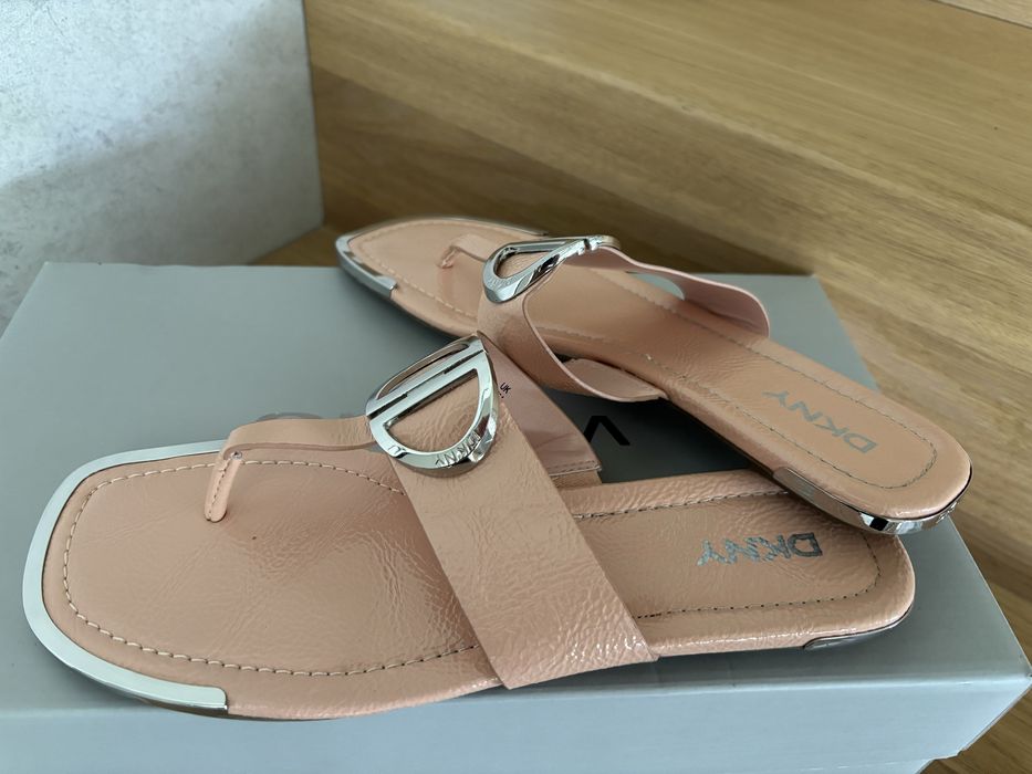 Nowe klapki DKNY