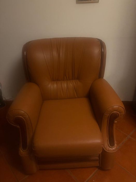 Sofás  para desocupar,em bom estado. Com sinais de uso.