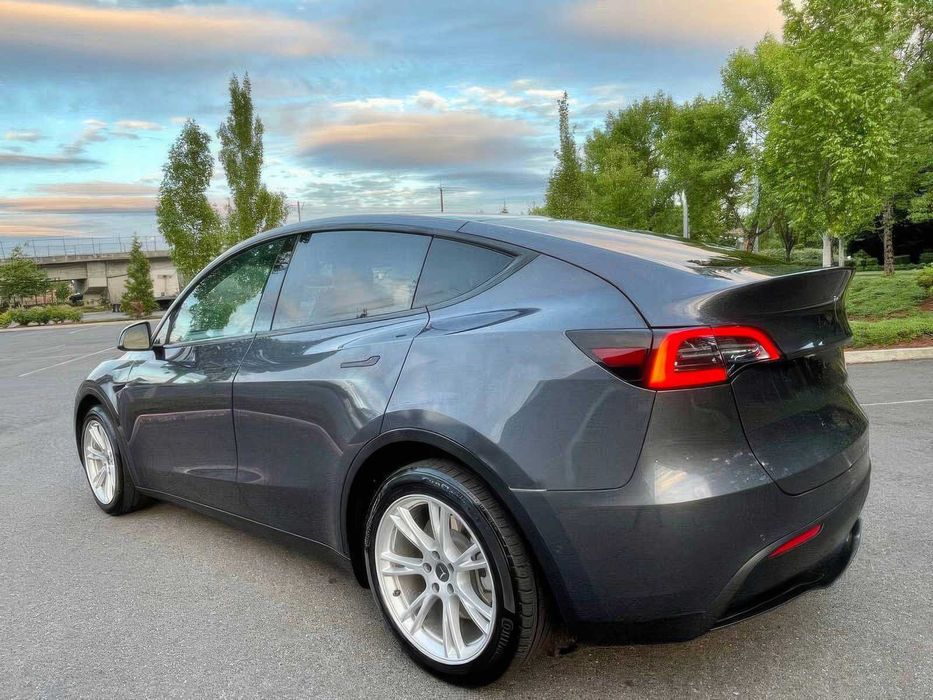 Tesla Model Y Long Range      2020