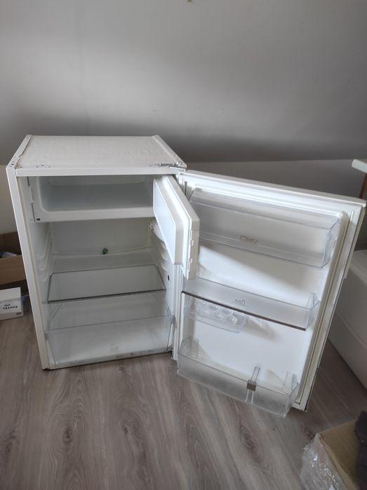 Lodówka Electrolux z zamrażalnikiem niska ale pojemna.