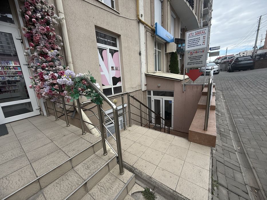 Продається  фасадне приміщення по вулиці Героів Майдану .