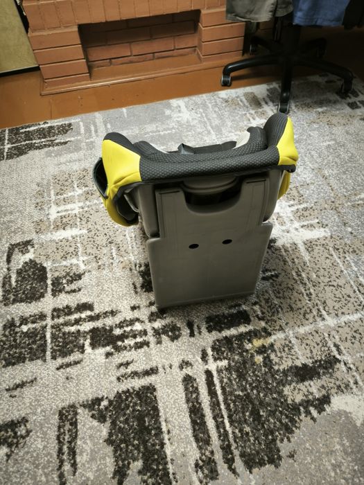 Дитяче автокрісло chicco