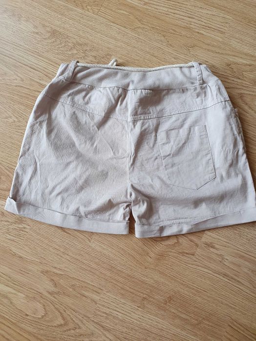 Beżowe spodenki ze sznurkiem