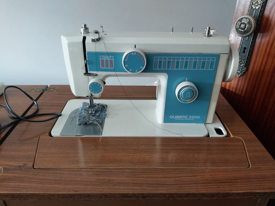 Máquina de costura com móvel