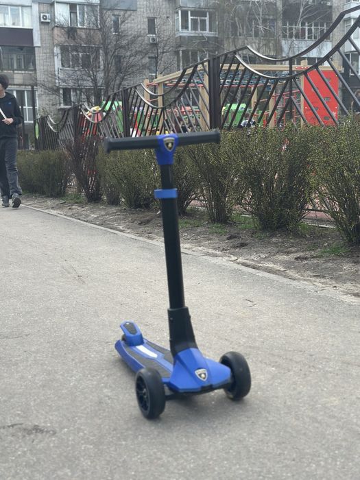 Трьохколісний дитячий самокат