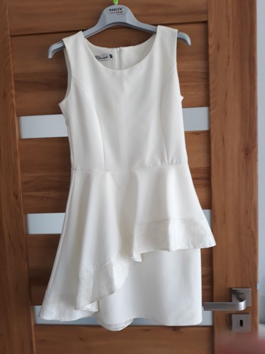 Kremowa sukienka tuba z baskinka wesele bal